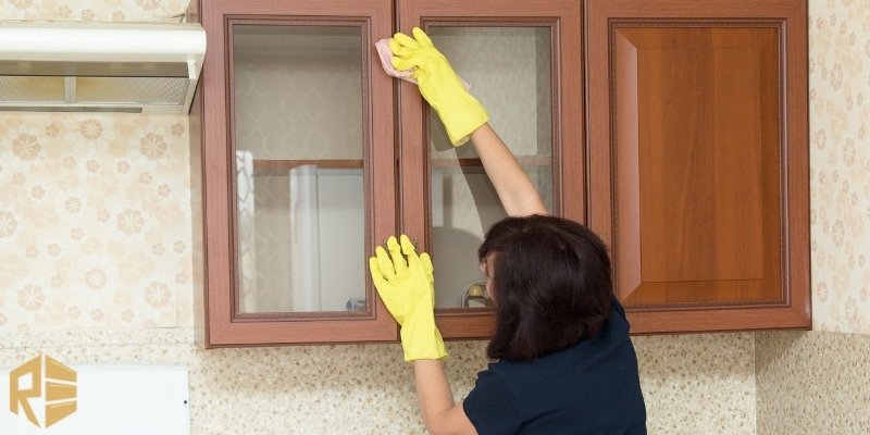 How to Remove Grease From Kitchen Cabinets